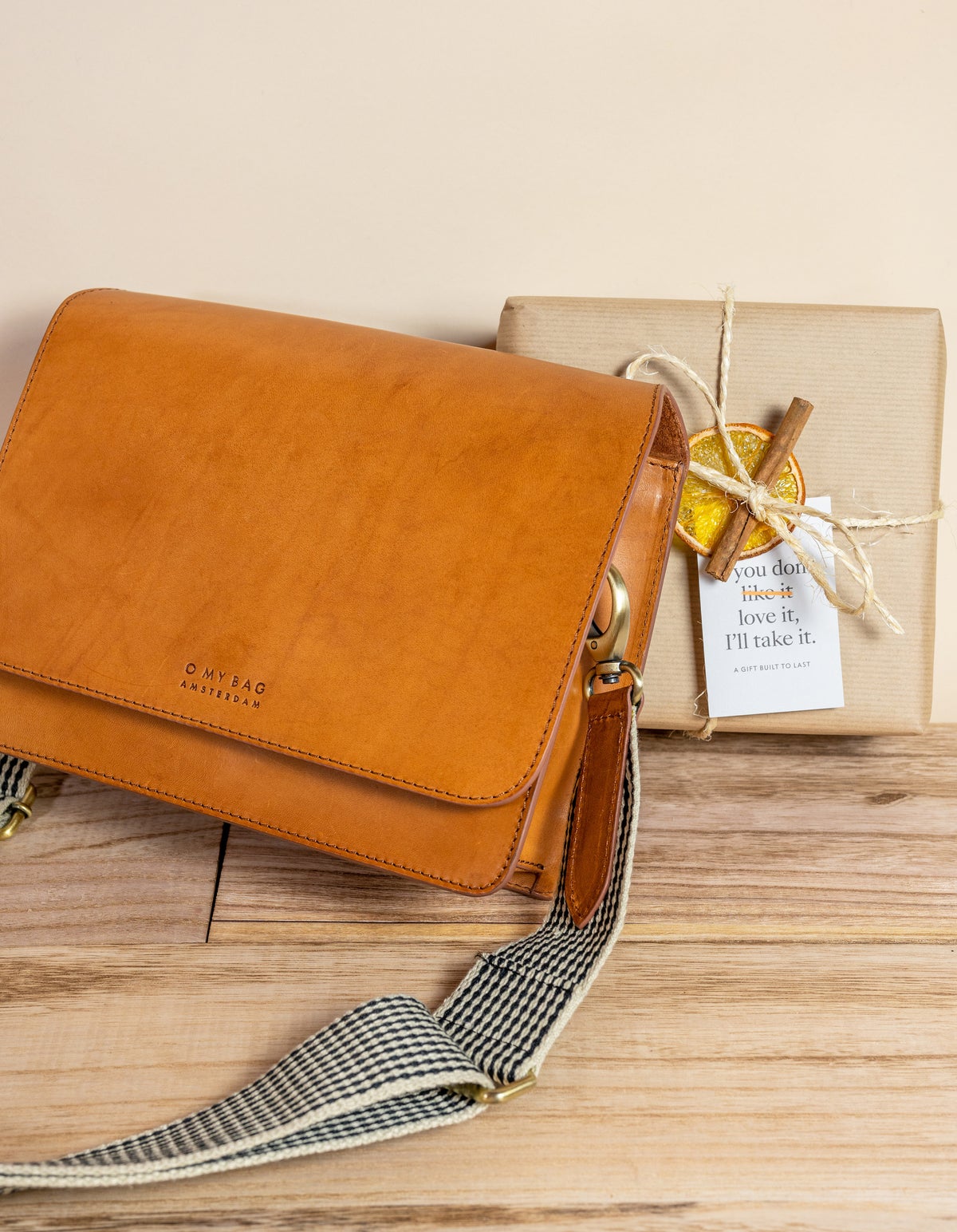 Audrey Cognac Classic Leather + Extra Checkered Strap