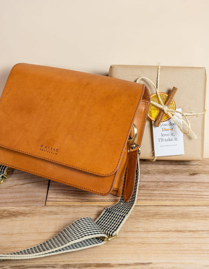 Audrey Cognac Classic Leather + Extra Checkered Strap